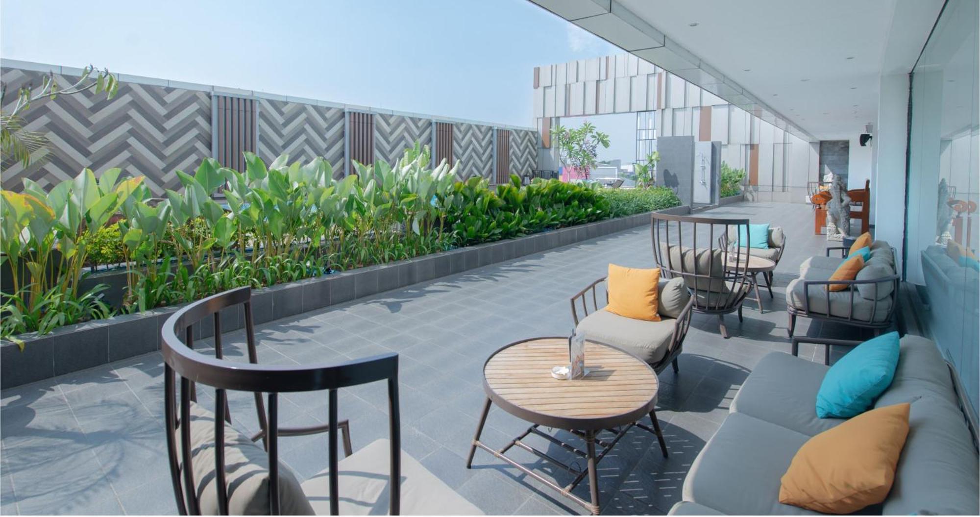 Gumaya Tower Hotel Semarang Exterior foto