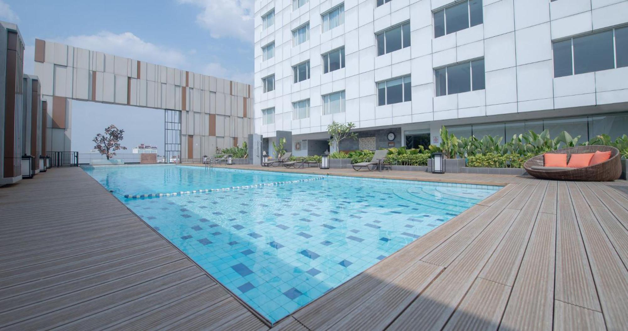 Gumaya Tower Hotel Semarang Exterior foto