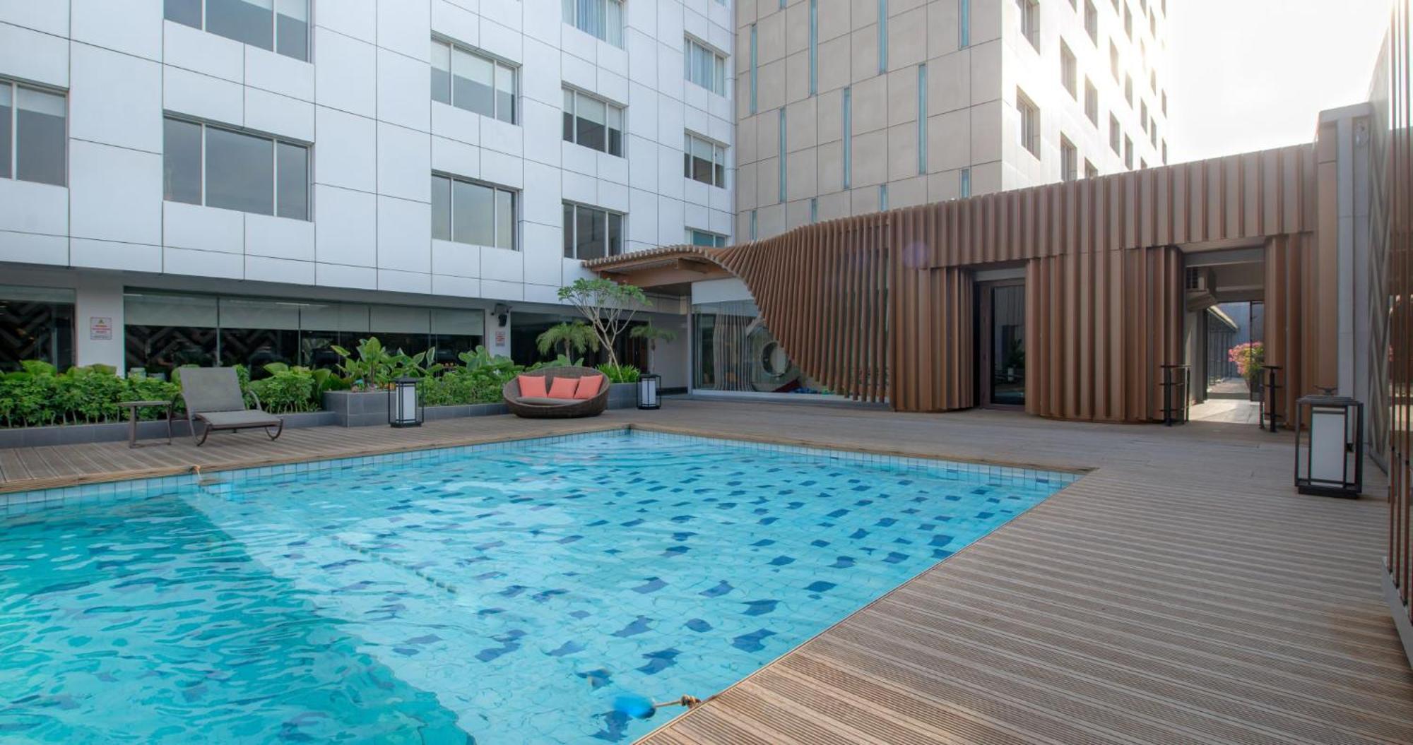 Gumaya Tower Hotel Semarang Exterior foto